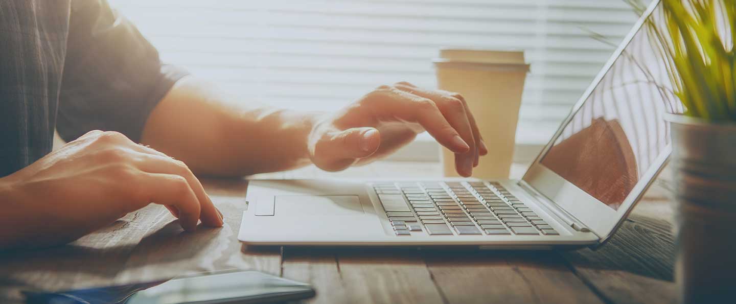6-tips-blog-post User browsing small business website